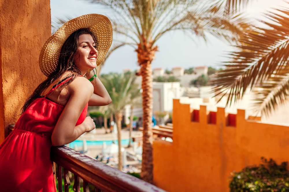 Voyageuse qui se détend dans l'un des hôtels d'une station balnéaire en Mer Rouge en Egypte