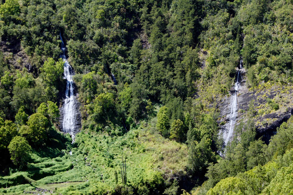 Vue aérienne sur deux cascades à Grand Bassin sur l'île de la Réunion