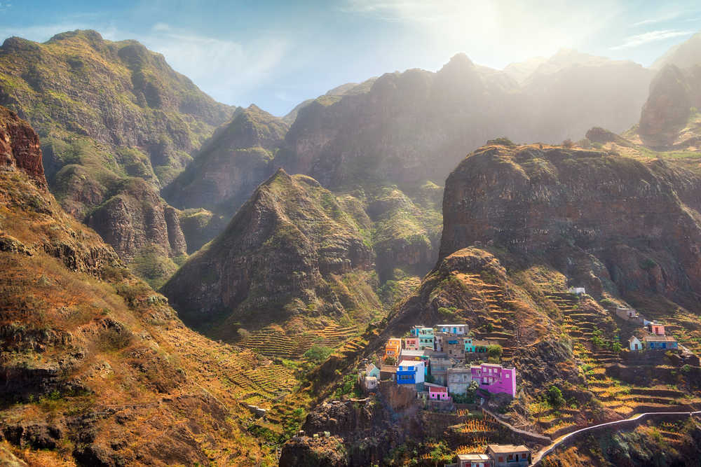 Vue aérienne sur le petit village sur 'île de santo antao, des maisons colorées sont sur les montagnes