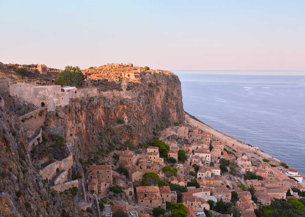 Vue aérienne sur une ancienne ville au style byzantin en Grèce