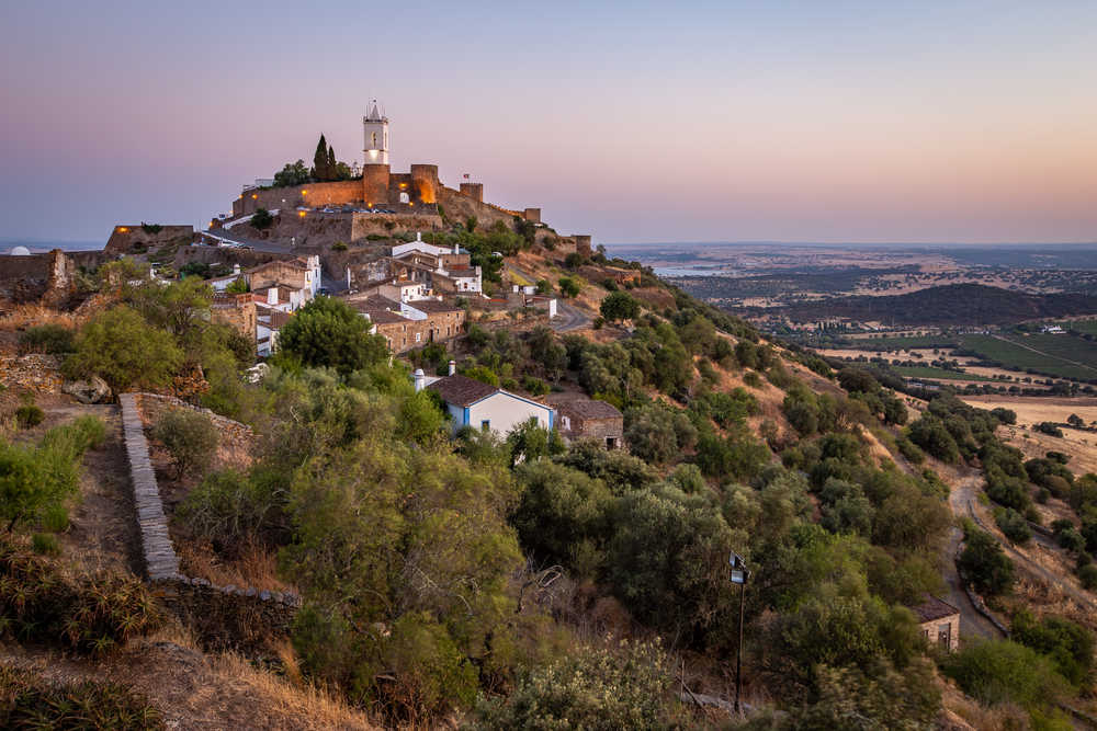 Vue au coucher de soleil sur le village médiéval de Monsaraz au Portugal