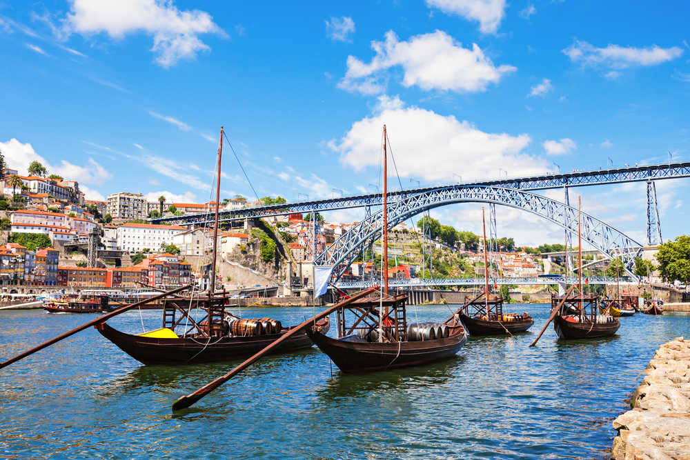Vue de la ville de Porto et des Rabelos sur le fleuve de Douro, Porto