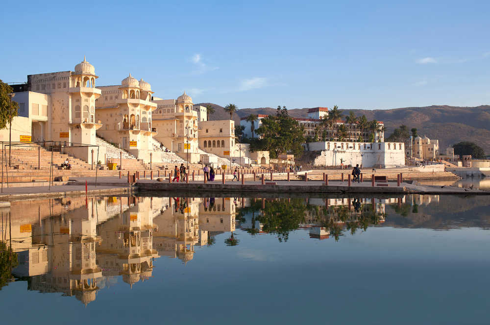 Vue de la ville de Pushkar depuis le lac Pushkar Sarovar au Rajasthan, Inde