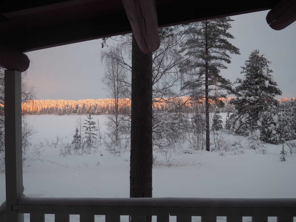Vue depuis l'intérieur d'une cabane en bois sur un lac gelé en Finlande
