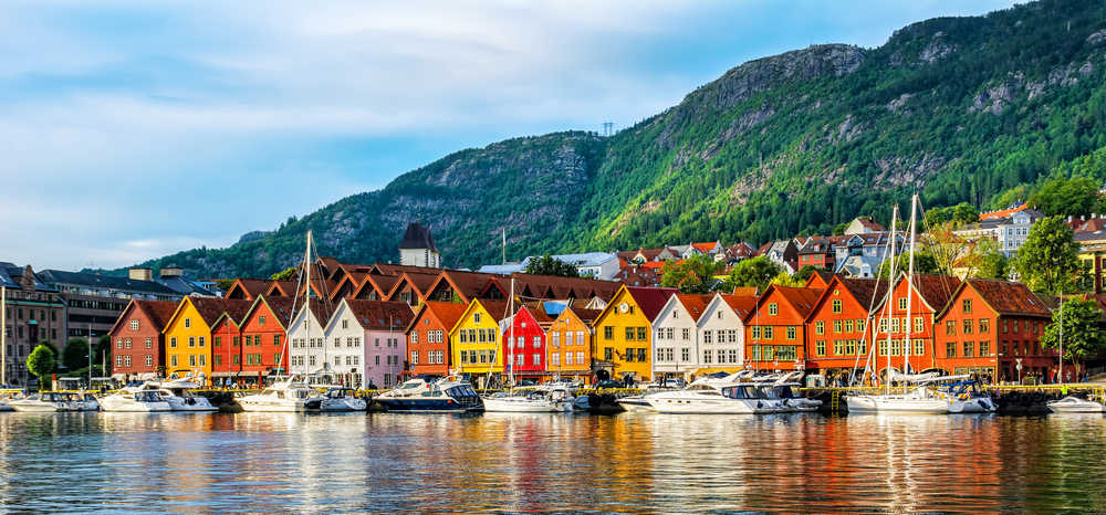 Vue des bâtiments historiques du quai hanséatique de Bryggen, à Bergen, en Norvège