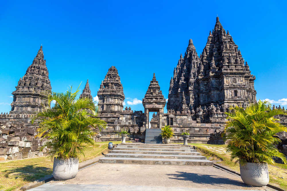 Vue du temple hindouiste Prambanan en Indonésie