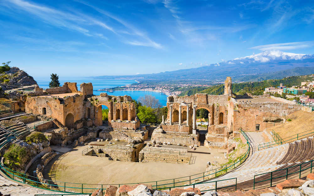 Vue du théâtre grec de Taormine en Sicile