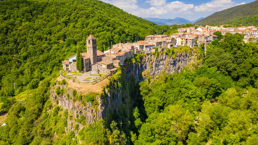 Vue du village de Castellfollit de la Roca en Catalogne en Espagne