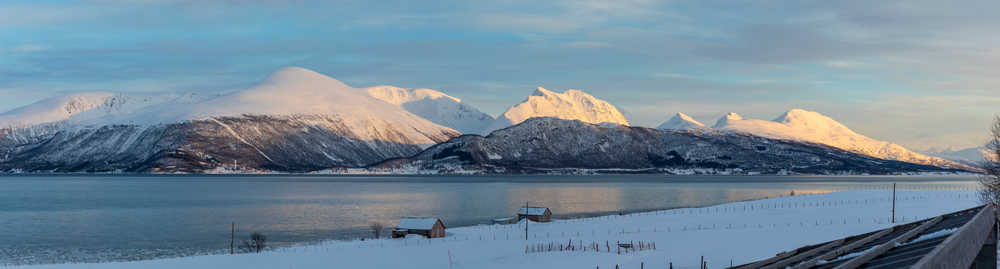 vue panoramique  sur l'île Senja en hiver, norvège