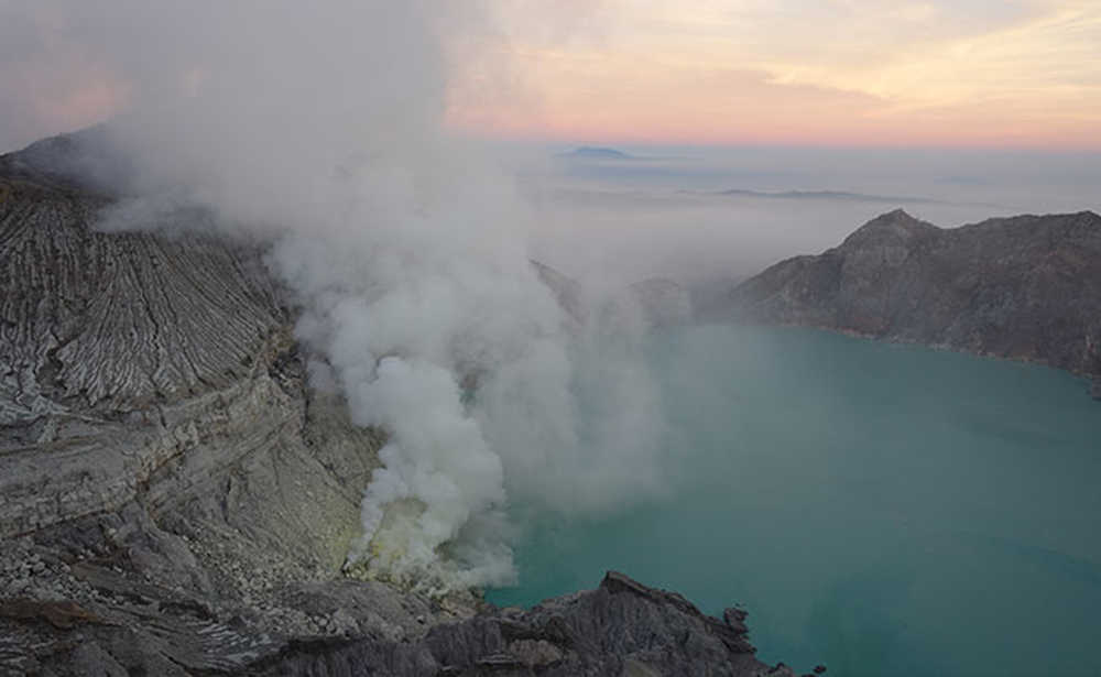 vue plongeante sur Ijen Volcan en Indonésie