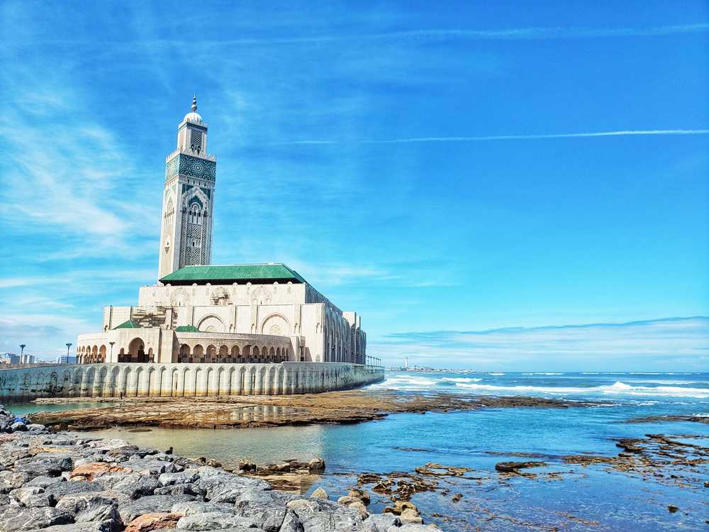 Vue sur la mer et la Mosquée Hassan II à Casablanca, Maroc