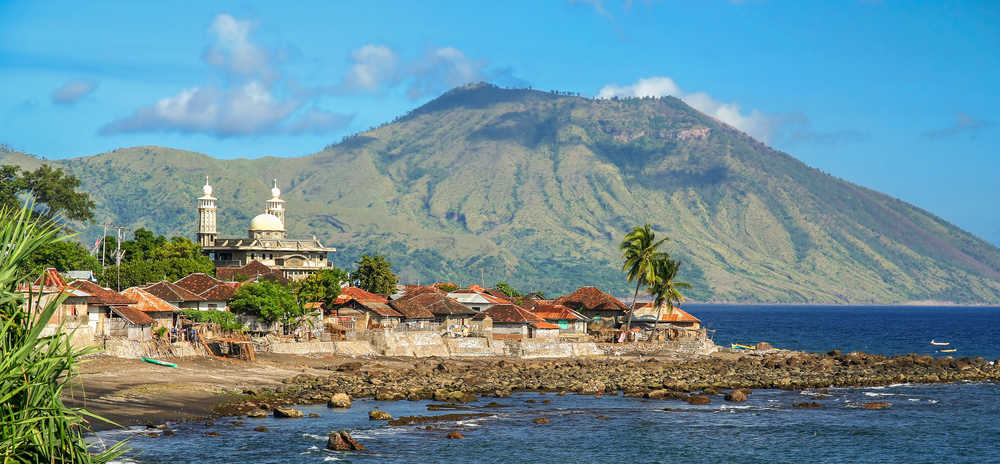 Vue sur la petite ville côtière d'Ende sur l'île de Flores en Indonésie