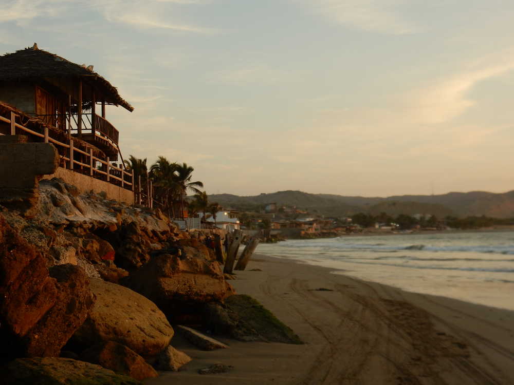 Vue sur la plage et la côte de Mancora au Pérou au coucher de soleil