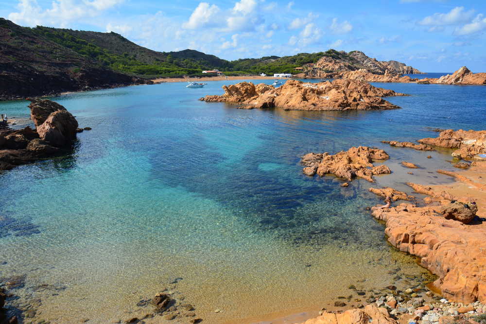 Vue sur la plage Pregonda à Minorque, mer turquoise et des rochers surplombent la plage