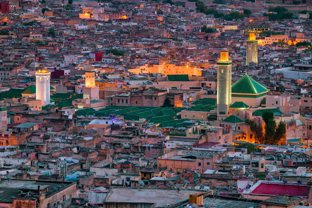 Vue sur la ville de Fès de nuit