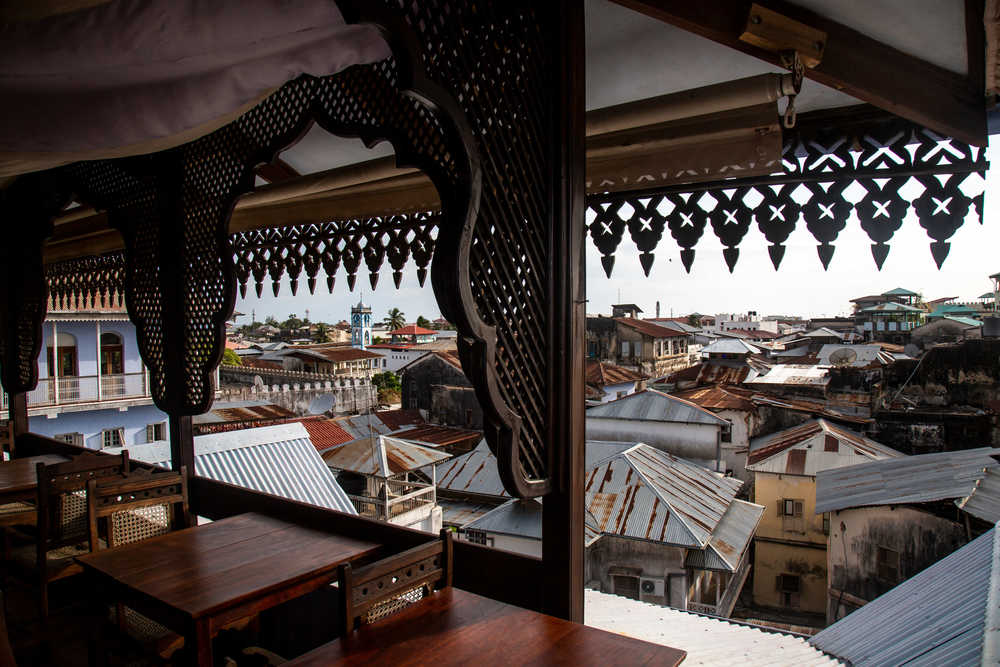 Vue sur la ville de Stone Town à Zanzibar depuis un ancien balcon