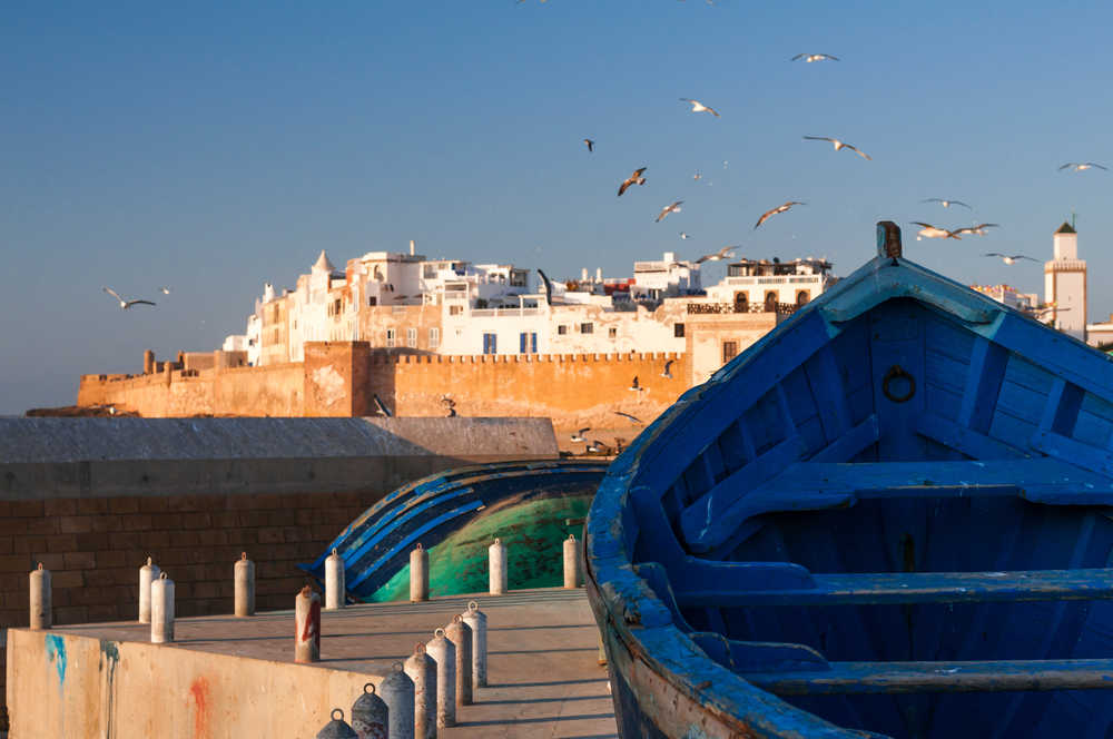 Vue sur la ville d'Essaouira avec un bateau de pêcheur traditionnel