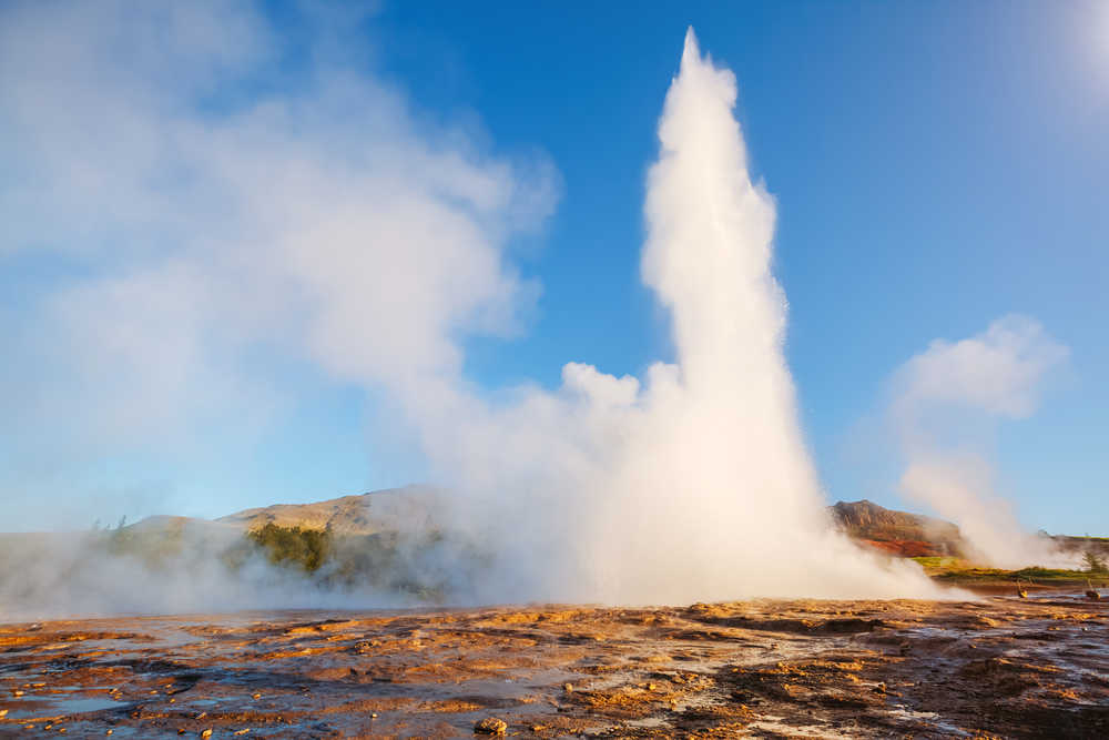 Vue sur le geyser Strokkur, Parc des geysers,  région de la vallée de Haukadalur, Islande