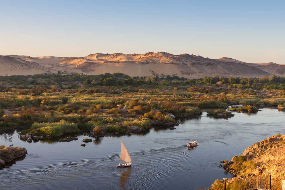 Vue sur le Nil en Egypte et un bateau traditionnel