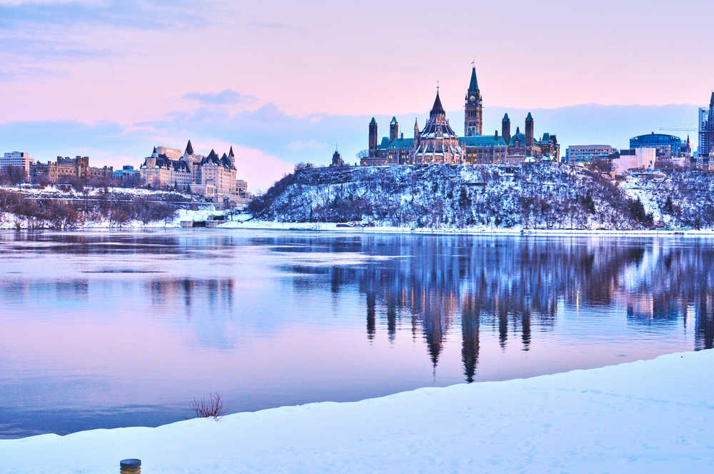 Vue sur le parlement canadien à Ottawa en hiver