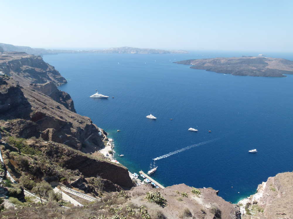 Vue sur le port Athinios de Santorin, depuis je haut de la falaise, Santorin, Cyclades