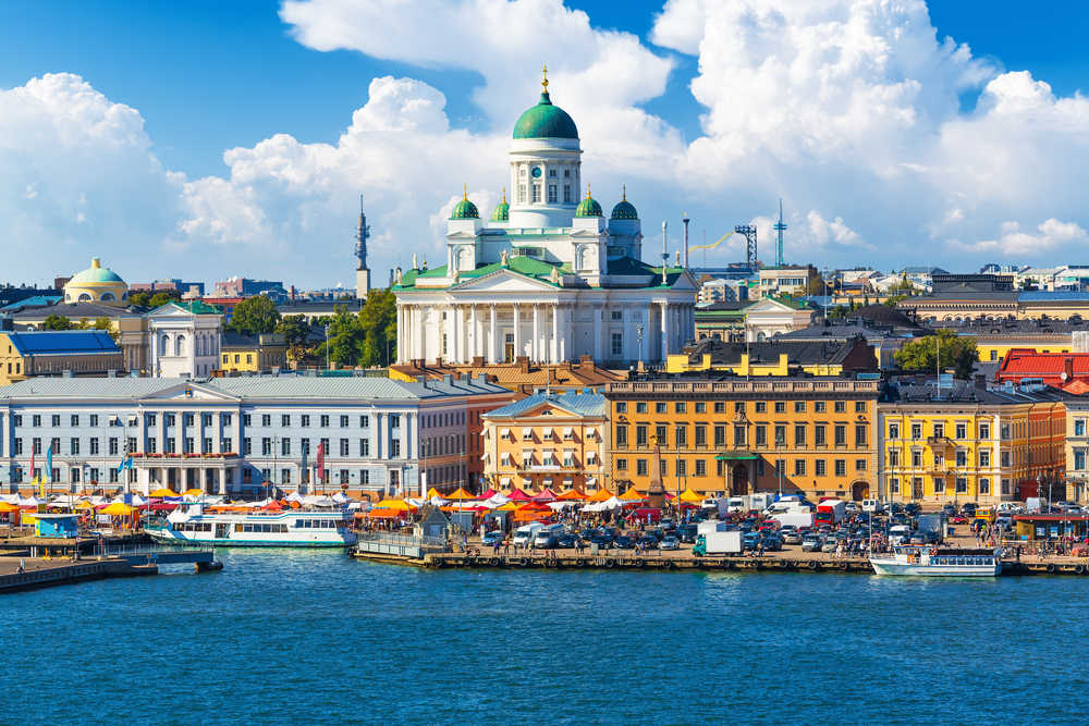 Vue sur le port d'Helsinki avec des maisons colorées, Finlande