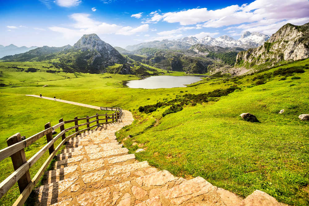 Vue sur le sentier des lacs de Covadonga en Asturies en Espagne