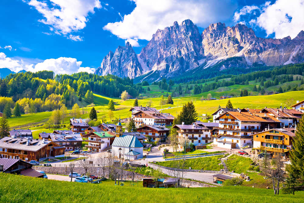 Vue sur le village de Cortina Ampezzo, Dolomites, Italie