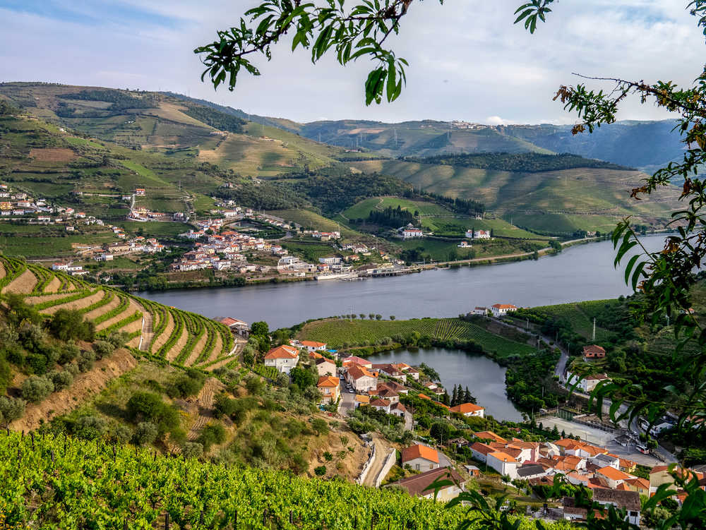 Vue sur le village de Covelinhas et le fleuve de Douro, Portugal