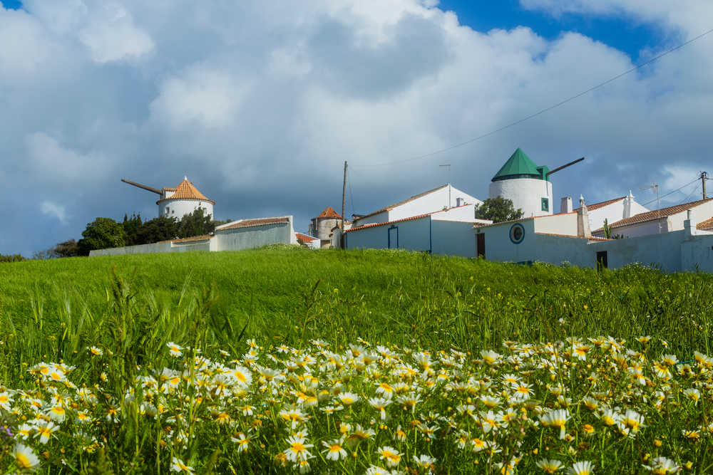 Vue sur le village de Vila Do Bispo en Algarve au Portugal et ses moulins à vent