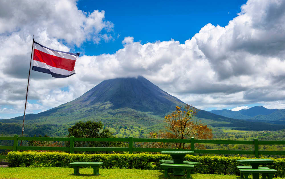 Vue sur le volcan arenal, un drapeau du Costa Rica est en premier plan