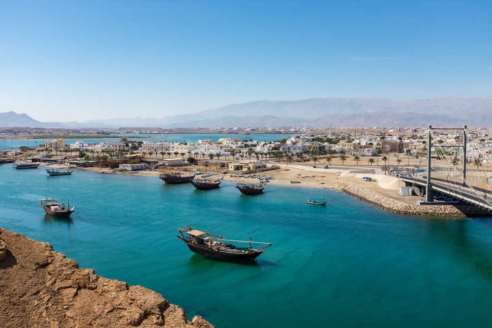 Vue sur les bateaux traditionnels dans la baie de Sour au Sultanat d'Oman