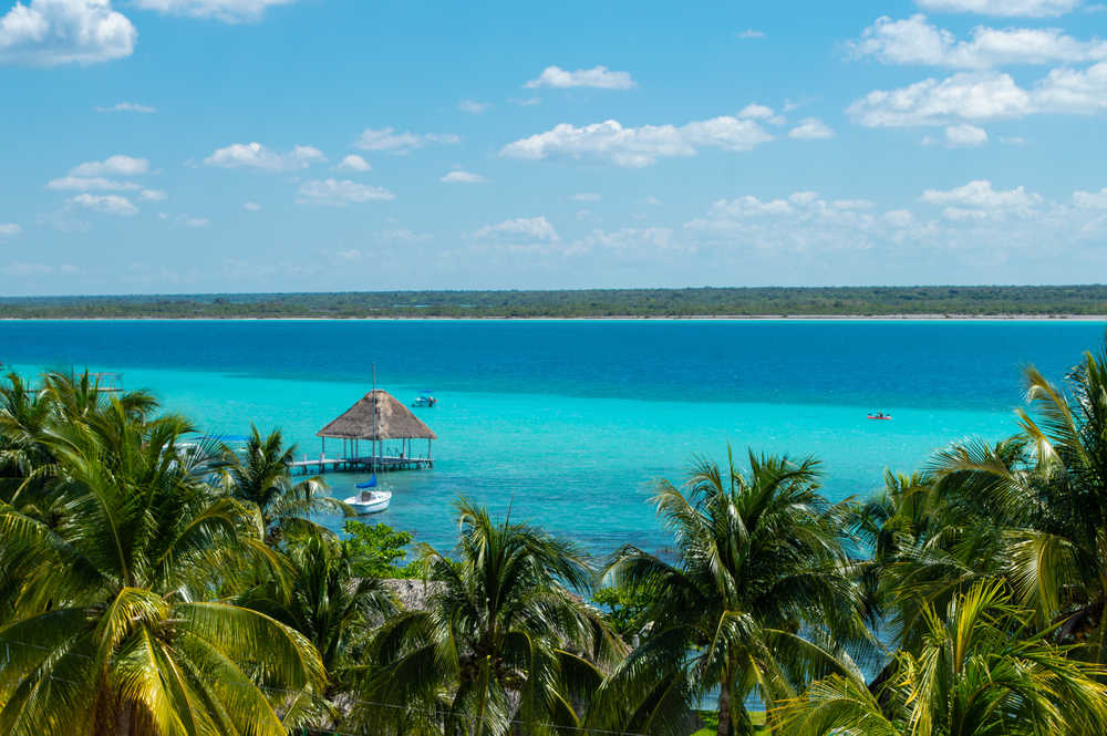 Vue sur les eaux turquoises de la lagune de Bacalar dans la péninsule du Yucatan au Mexique