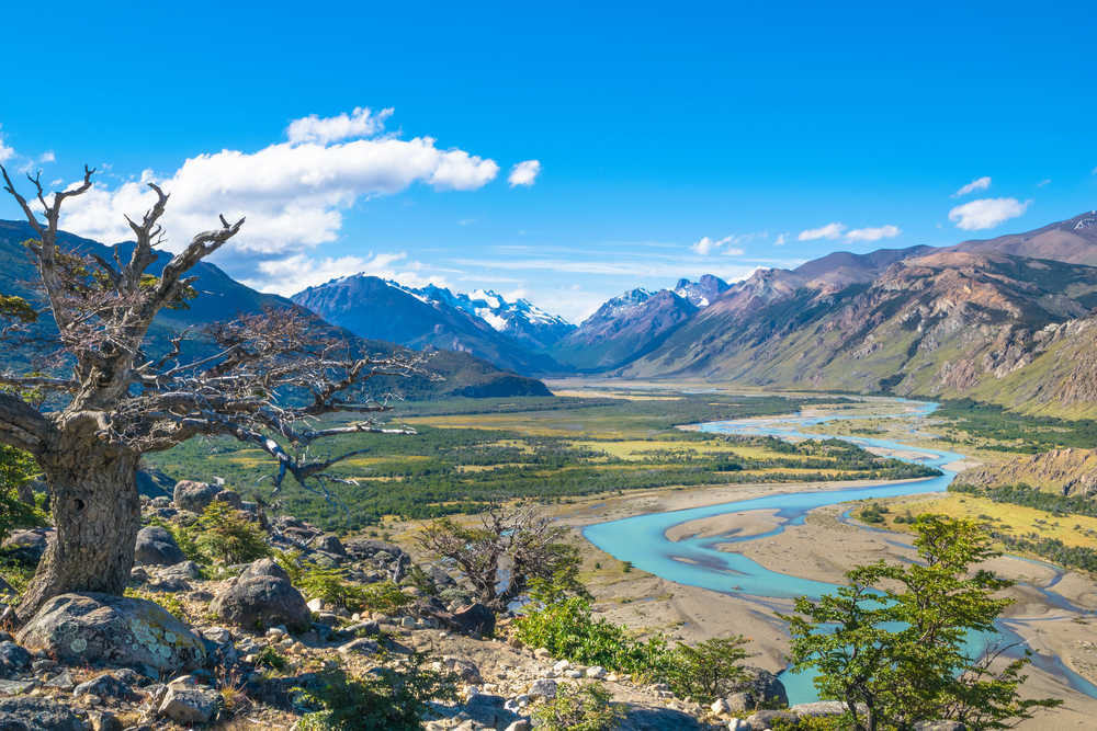 Vue sur les montagnes et le fleuve de Las Vueltas en Argentine dans la région de la Patagonie