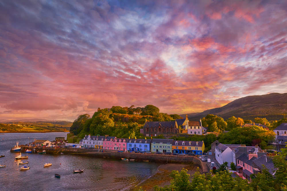 Vue sur l'île de Skye et ses maisons colorées au coucher de soleil, Ecosse