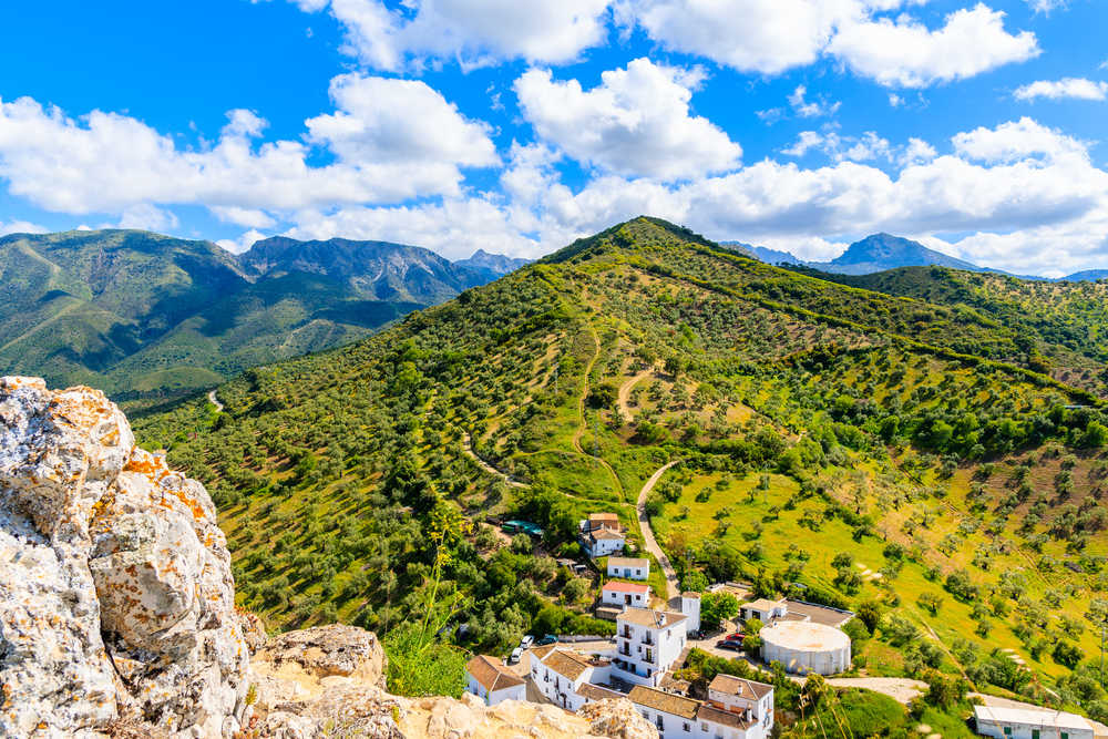 Vue sur montagnes et maisons sur des collines, village de Zahara de la Sierra, Andalousie, Espagne