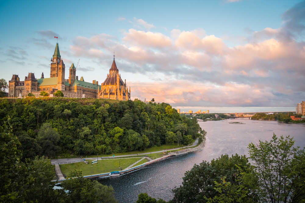 Vue sur une colline où le parlement d'Ottawa est mis en avant au coucher de soleil