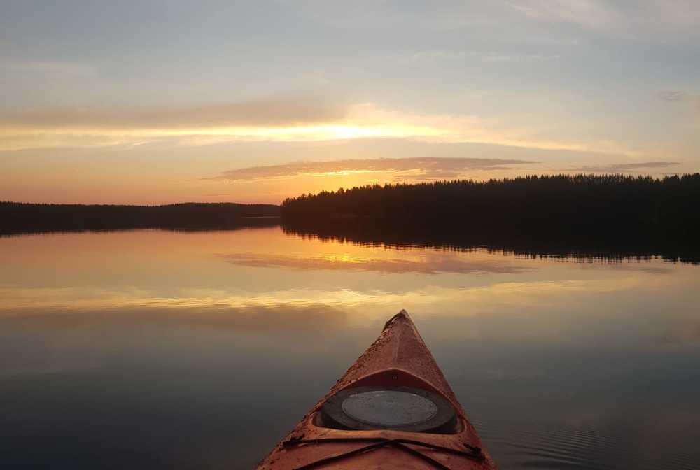 Canoë sur un lac en Finlande
