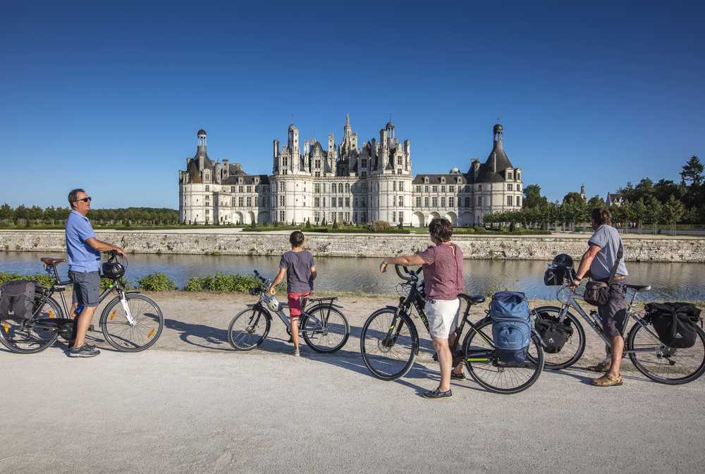Cyclistes devant le château de Chambord