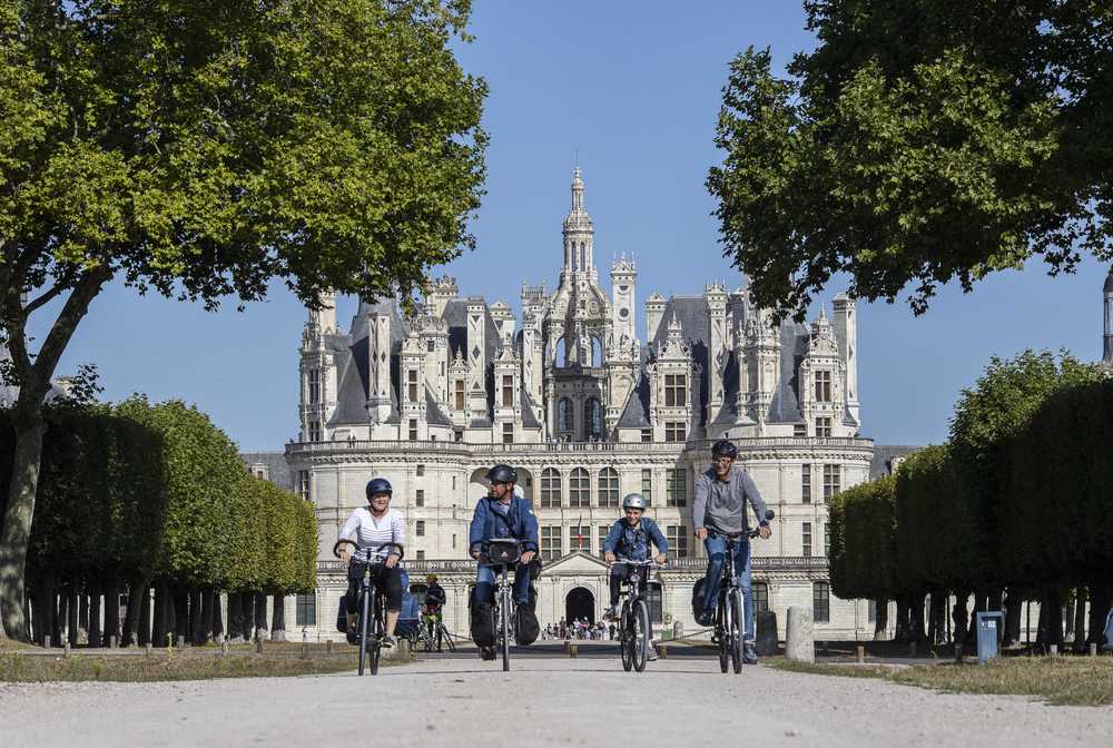 Cyclistes devant le château de Chambord