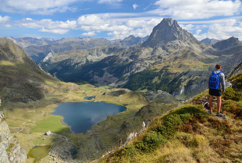 Randonneur dans les Pyrénées au dessus du lac Gentau et face au Pic du Midi d'Ossau