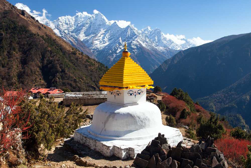Stupa dans le village de Thame, devant le mont Thamserku et Kangtega