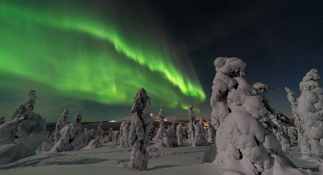 Aurores boréales dans la taiga de Laponie