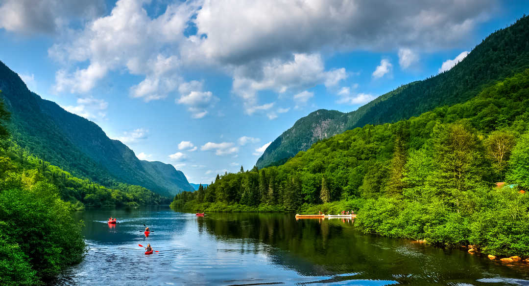 Canoë sur la rivière  Jacques Cartier au Quebec, Canada