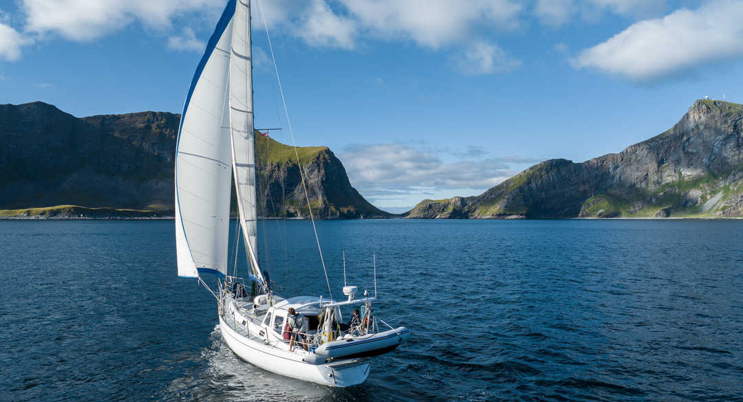 Croisière Davaï en navigation dans les Îles Lofoten © Carte Blanche Expédition Croisière voilier Davaï en navigation dans les Iles Lofoten en été