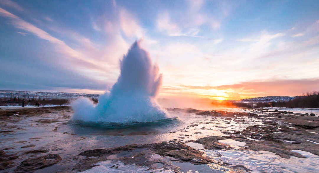 Eruption de Strokkur - © Zinaida Sopina Eruption du geyser Strokkur sur le cercle d'or en Islande
