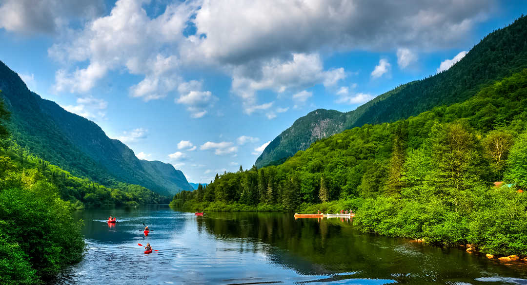 Groupe de canoës sur la rivière au Québec - © Shutter Stock Groupe de canoës sur la rivière au Québec