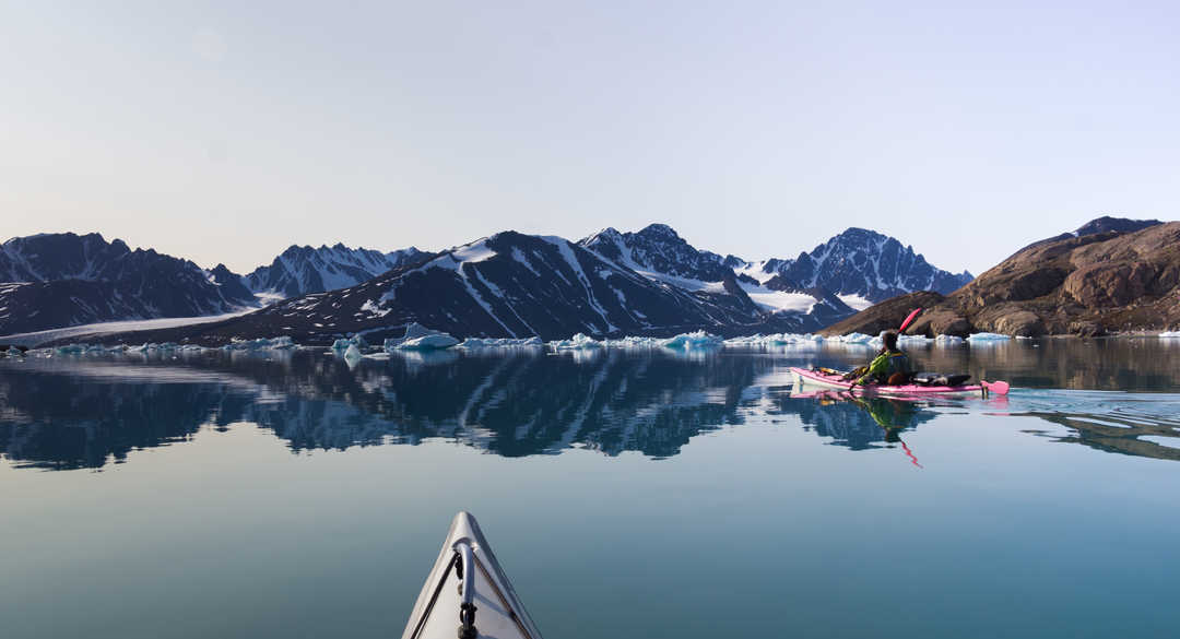 Kayak de mer parmi les icebergs - © Roche Sébastien Kayak de mer parmi les icebergs, Arctique, Svalbard