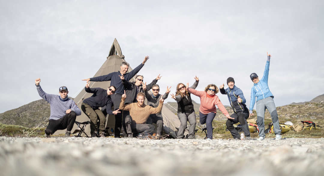 Petit groupe devant le camp © Ariza Charles Petit groupe devant le camp