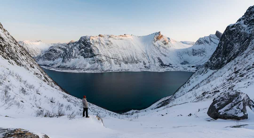 Randonnée dans la neige des fjords - © Migaj Simon Randonnée dans la neige des fjords